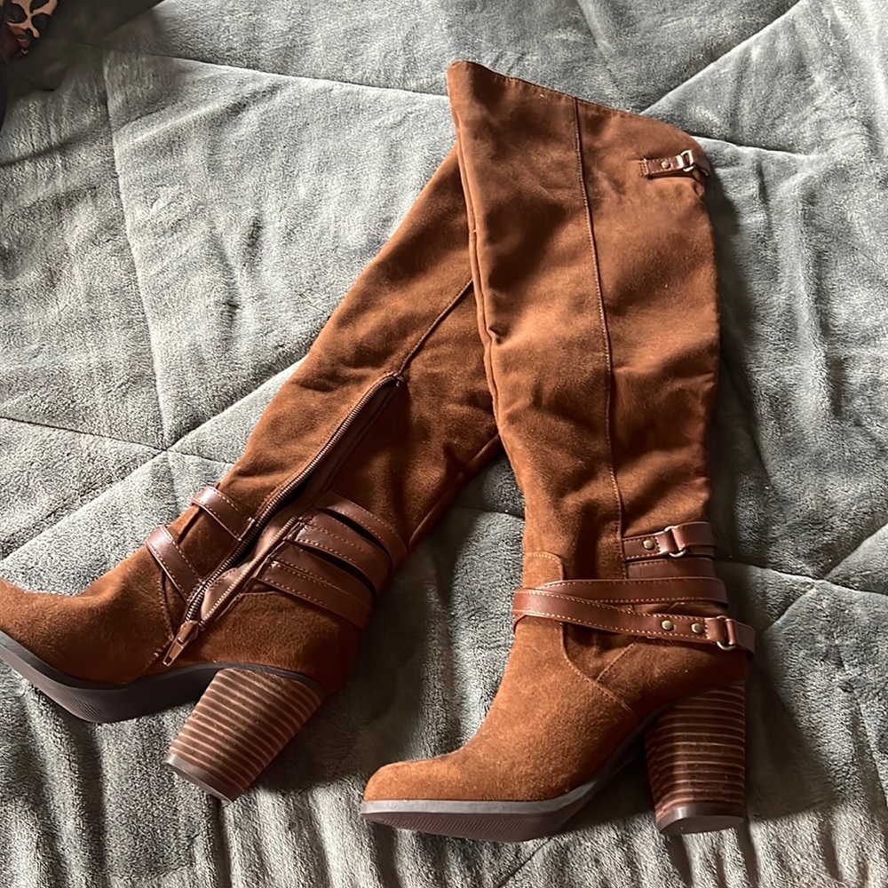Size 6, Over the knee brown 3 inch heel boots. Never worn.